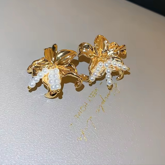 Golden Flower Earrings 🌼 🌸 ✨️ - Picture 6 of 9